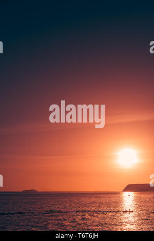 Coucher de soleil sur la côte croate rocheux Banque D'Images