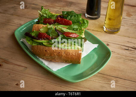 Pesto de tomates sandwich sur table en bois Banque D'Images