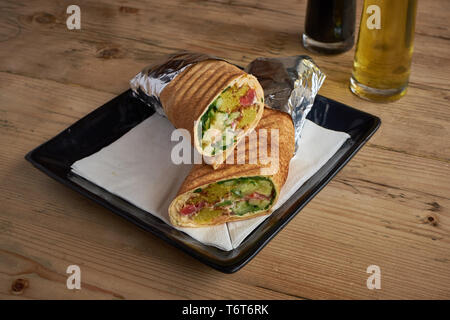 Falafel emballage sur le tableau en bois Banque D'Images