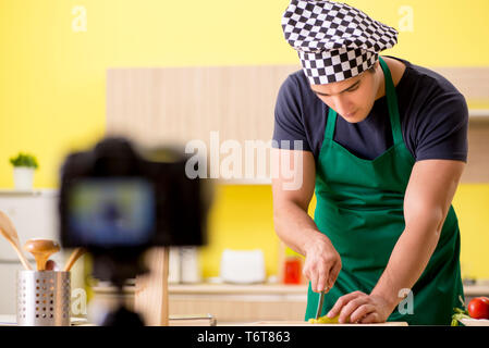 Jeune chef blogger expliquant la préparation des aliments Banque D'Images