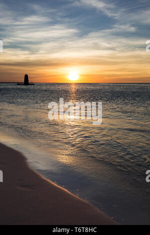 Coucher du soleil des Caraïbes à partir de Palm Beach sur l'île d'Aruba Banque D'Images