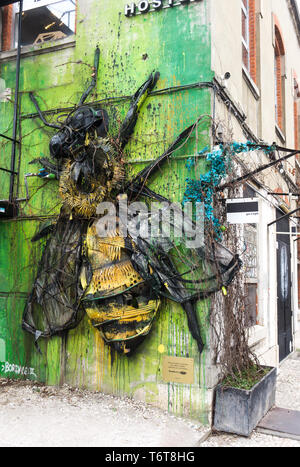 Une installation artistique d'une abeille dans LX Factory, l'espace alternatif de Lisbonne, Portugal Banque D'Images