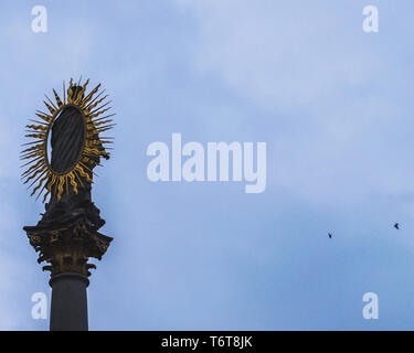 Monument du soleil à Brno, en République tchèque avec ciel bleu et deux oiseaux de l'arrière-plan Banque D'Images