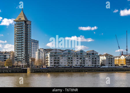 Appartements de luxe de Chelsea Harbour et la Pagoda toit de la Tour du Belvédère sur la Tamise, Chelsea Londres, Royaume-Uni Banque D'Images