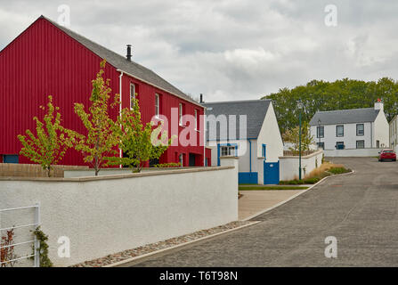 TORNAGRAIN INVERNESS ECOSSE PRÉVU HAMEAU OU VILLAGE UNE MAISON EN BOIS DE COULEUR ROUGE Banque D'Images