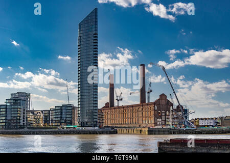 Lots Road Power Station avec Tower West un immeuble d'appartements de luxe sur Chelsea Waterfront , Chelsea , Londres, Royaume-Uni Banque D'Images