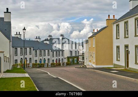 TORNAGRAIN INVERNESS ECOSSE PRÉVU HAMEAU OU VILLAGE ROUTE D'ENTRÉE ET DES MAISONS AVEC DES PORTES DE COULEUR Banque D'Images