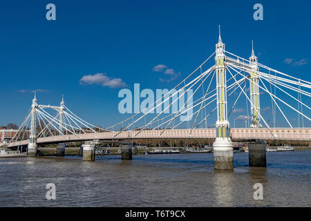 Le pont Albert, construit en 1873, qui relie Chelsea, du côté nord de la Tamise, à Battersea, du côté sud, Londres, Royaume-Uni Banque D'Images