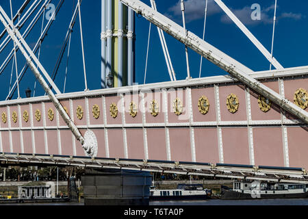 Vue rapprochée de la plate-forme principale de passage à niveau du pont Albert, Chelsea, qui traverse la Tamise entre Battersea et Chelsea, Londres, Royaume-Uni Banque D'Images