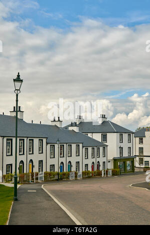 TORNAGRAIN INVERNESS ECOSSE PRÉVU HAMEAU OU VILLAGE LA ROUTE D'ENTRÉE ET DES MAISONS AVEC DES PORTES DE COULEUR Banque D'Images