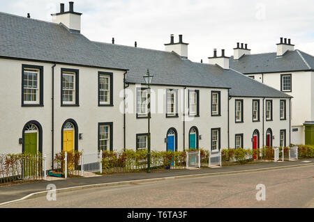 TORNAGRAIN INVERNESS ECOSSE PRÉVU HAMEAU OU VILLAGE LA ROUTE D'ENTRÉE ET SIX MAISONS AUX PORTES colorées Banque D'Images