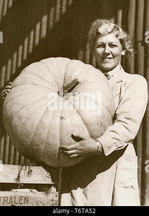 La culture des légumes dans les années 1930. Une femme détient un grand potiron cultivée. Suède 1930 Banque D'Images