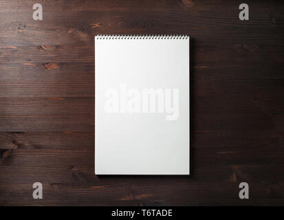 Maquette avec album vierge, bloc-notes avec reliure spirale. Feuilles de  printemps fraîches sur fond de pierre en marbre blanc. Espace de copie,  place pour votre lettrage Photo Stock - Alamy