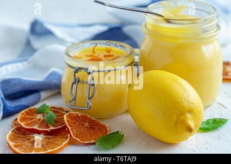 Citron et citron crème anglaise dans les pots. Banque D'Images