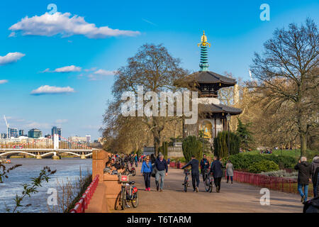 Les gens se promenant à travers Battersea Park près de la Pagode de la paix de Londres lors d'une belle journée de printemps à Londres, Battersea, Londres, Royaume-Uni Banque D'Images