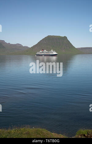 Paquebot de croisière Cunard Queen Victoria ancré sous Kirgjufell à Grundarfjordur Islande Juillet 2009 Banque D'Images