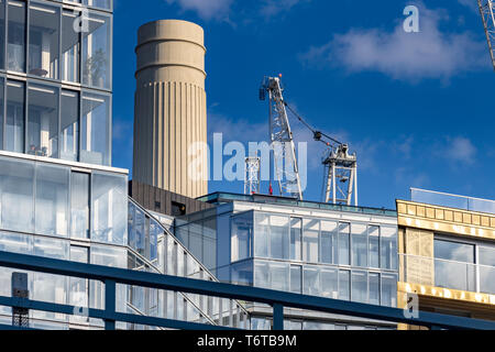 Une cheminée de Battersea Power Station s'élève haut au-dessus des appartements de luxe dans le grand multi milliards de livres de redéveloppement de l'are, Londres, UK Banque D'Images