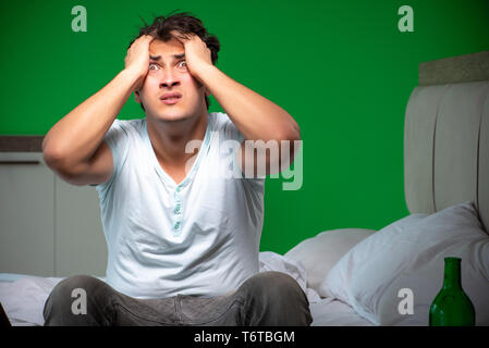 Beau jeune homme souffrant d'amour dans la chambre à coucher Banque D'Images