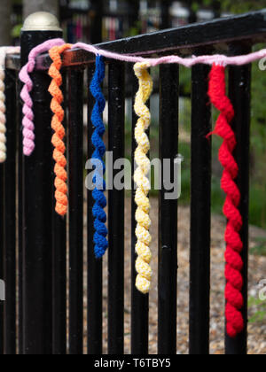 Brins de laine de couleur affichée (attentat à la laine) sur clôture à Wilton Village Shopping, Wilton, Salisbury, Wiltshire, Royaume-Uni Banque D'Images