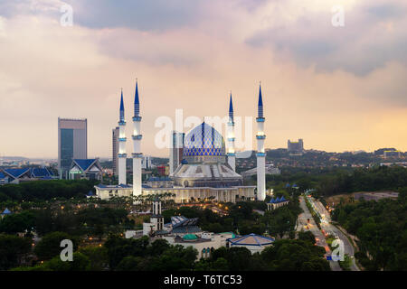 La belle le Sultan Salahuddin Abdul Aziz Shah Mosquée (aussi connu comme la Mosquée Bleue) situé à Shah Alam, Selangor, Malaisie. Banque D'Images