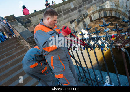 Suppression d'amour se bloque à côté du pont Charles à Prague, République Tchèque Banque D'Images