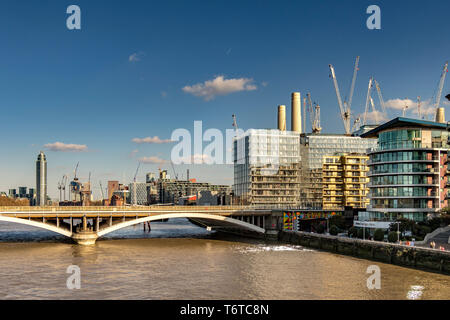 Centrale électrique de Battersea en cours de réaménagement important avec Grosvenor Railway Bridge au-dessus de la Tamise en premier plan , Londres, Royaume-Uni Banque D'Images