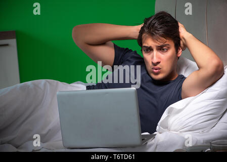 Beau jeune homme souffrant d'insomnie à la maison Banque D'Images