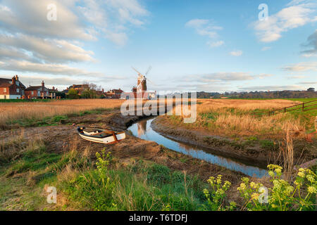 Le moulin à Claj suivant la mer, un joli village sur la rivière Glaven sur la côte nord de Norfolk Banque D'Images