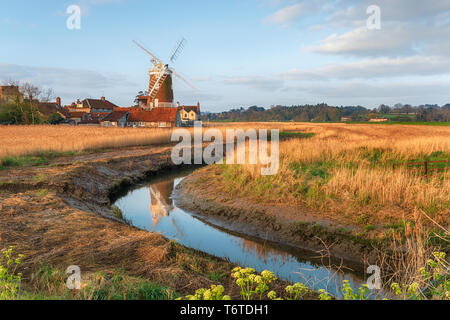 Le moulin à Claj suivant la mer, un village pittoresque sur la côte nord de Norfolk Banque D'Images