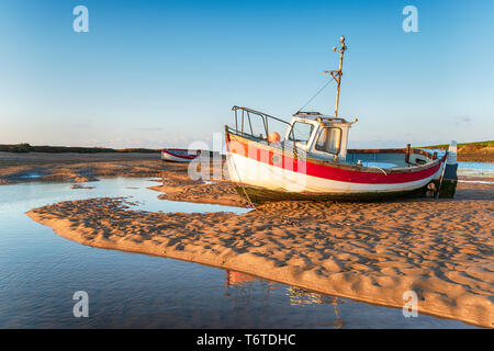 Un bateau de pêche à Burnham Overy Staithe sur la côte nord de Yorkshire Banque D'Images