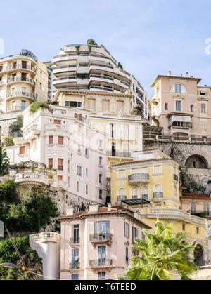 3 Nov 2018 - Monaco. Belles maisons élégantes construites les unes à côté des autres sur le Rocher de Monaco. Banque D'Images