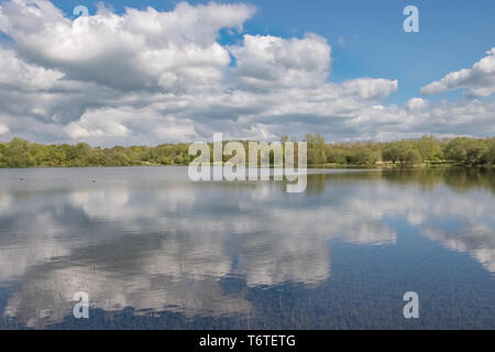 Loch Eglinton au début de l'été avec de beaux reflets du ciel sur les eaux calmes du loch. Banque D'Images