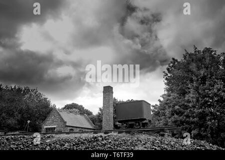 Moody, atmosphère, noir et blanc, photographie de paysage de nuages sombres au-dessus de la mine de charbon, Black Country Living Museum, Dudley, Royaume-Uni. Banque D'Images