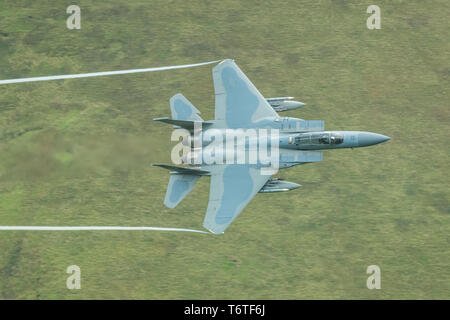 USAF F-15s de faire la formation de bas niveau à travers le Nord du Pays de Galles Banque D'Images