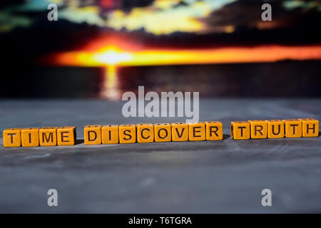 Moment de vérité découverte sur des blocs de bois. L'image traitée avec l'arrière-plan flou Banque D'Images