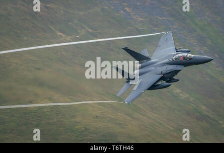 USAF F-15s de faire la formation de bas niveau à travers le Nord du Pays de Galles Banque D'Images