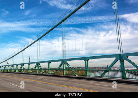 Vue grand angle d'une partie du pont Saint-jean à Portland, Oregon Mt. Le capot à l'arrière-plan Banque D'Images