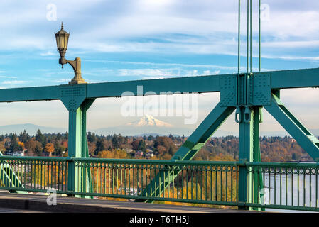 Avis d'une partie du pont Saint-jean à Portland, Oregon Mt. Le capot à l'arrière-plan Banque D'Images