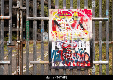 Sauver St Peters couverts de graffitis enseigne à l'extérieur l'abandonné St Peter's Seminary, Cardross, Ecosse, Royaume-Uni Banque D'Images