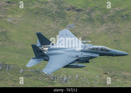 USAF F-15s de faire la formation de bas niveau à travers le Nord du Pays de Galles Banque D'Images