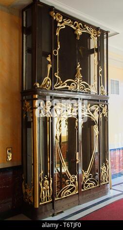 Portail de l'ascenseur dans le style Art Nouveau Banque D'Images