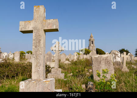 Une vue sur St George's Church, Portland, de l'ensemble du cimetière avec des pierres tombales dans l'avant-plan Banque D'Images