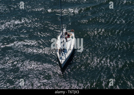Yacht, photographié d'en haut sur l'eau du Rio Douro, Portugal.