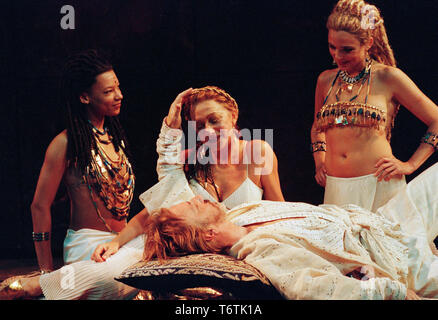 Londres, Royaume-Uni. Bibliothèque. Helen Mirren comme Cléopâtre et Alan Rickman que Mark Antony avec Nina Sosanya comme IRAS (tresses) et Trevyn McDowell (blonde) comme Charmian dans une production nationale de théâtre de William Shakespeare Antoine et Cléopâtre. Réalisé par Sean Mathias, cette mise en scène de la pièce a été jugé un échec critique. Photocall 19 octobre 1998. Le jeu ouvert 22e Octobre 1998. Ref:LMK11-SLIB010419-001 Simon Leibowitz/WWW.LMKMEDIA.COM. PIP-monument Media Banque D'Images