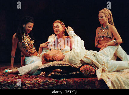 Londres, Royaume-Uni. Bibliothèque. Helen Mirren comme Cléopâtre et Alan Rickman que Mark Antony avec Nina Sosanya comme IRAS (tresses) et Trevyn McDowell (blonde) comme Charmian dans une production nationale de théâtre de William Shakespeare Antoine et Cléopâtre. Réalisé par Sean Mathias, cette mise en scène de la pièce a été jugé un échec critique. Photocall 19 octobre 1998. Le jeu ouvert 22e Octobre 1998. Ref:LMK11-SLIB010419-001 Simon Leibowitz/WWW.LMKMEDIA.COM. PIP-monument Media Banque D'Images