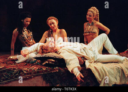 Londres, Royaume-Uni. Bibliothèque. Helen Mirren comme Cléopâtre et Alan Rickman que Mark Antony avec Nina Sosanya comme IRAS (tresses) et Trevyn McDowell (blonde) comme Charmian dans une production nationale de théâtre de William Shakespeare Antoine et Cléopâtre. Réalisé par Sean Mathias, cette mise en scène de la pièce a été jugé un échec critique. Photocall 19 octobre 1998. Le jeu ouvert 22e Octobre 1998. Ref:LMK11-SLIB010419-001 Simon Leibowitz/WWW.LMKMEDIA.COM. PIP-monument Media Banque D'Images