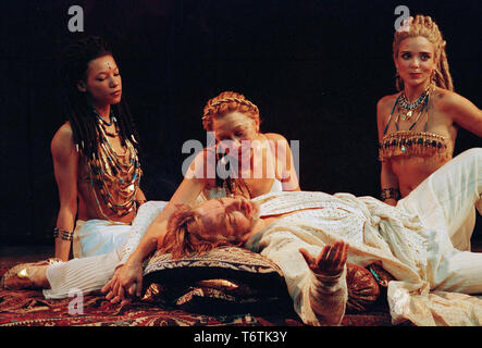 Londres, Royaume-Uni. Bibliothèque. Helen Mirren comme Cléopâtre et Alan Rickman que Mark Antony avec Nina Sosanya comme IRAS (tresses) et Trevyn McDowell (blonde) comme Charmian dans une production nationale de théâtre de William Shakespeare Antoine et Cléopâtre. Réalisé par Sean Mathias, cette mise en scène de la pièce a été jugé un échec critique. Photocall 19 octobre 1998. Le jeu ouvert 22e Octobre 1998. Ref:LMK11-SLIB010419-001 Simon Leibowitz/WWW.LMKMEDIA.COM. PIP-monument Media Banque D'Images