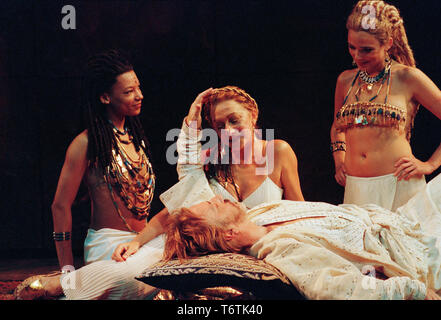 Londres, Royaume-Uni. Bibliothèque. Helen Mirren comme Cléopâtre et Alan Rickman que Mark Antony avec Nina Sosanya comme IRAS (tresses) et Trevyn McDowell (blonde) comme Charmian dans une production nationale de théâtre de William Shakespeare Antoine et Cléopâtre. Réalisé par Sean Mathias, cette mise en scène de la pièce a été jugé un échec critique. Photocall 19 octobre 1998. Le jeu ouvert 22e Octobre 1998. Ref:LMK11-SLIB010419-001 Simon Leibowitz/WWW.LMKMEDIA.COM. PIP-monument Media Banque D'Images