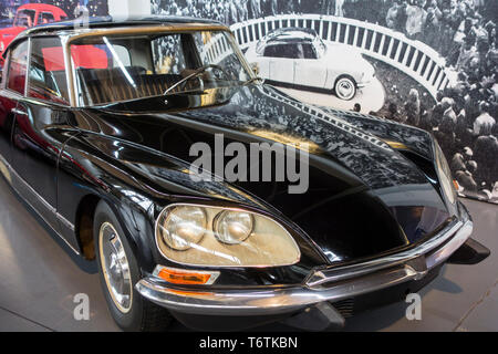 1969 Citroën DS 21 French vintage car avec suspension hydropneumatique à Autoworld, musée de l'automobile classique à Bruxelles, Belgique Banque D'Images