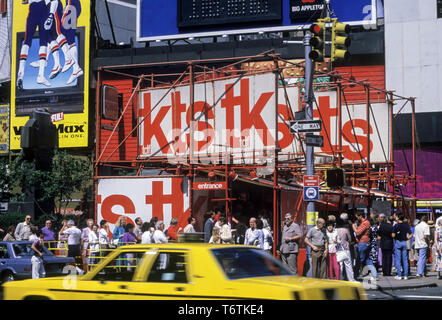 1987 Scène de rue théâtres historiques TKTS BOOTH TIMES SQUARE MANHATTAN NEW YORK USA Banque D'Images